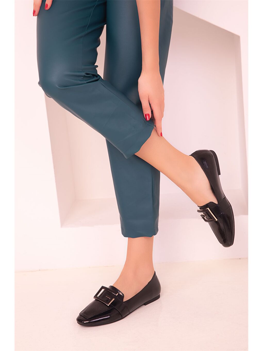 Siyah Deri Görünümlü Metal Aplike Detaylı Kadın Klasik Ayakkabı