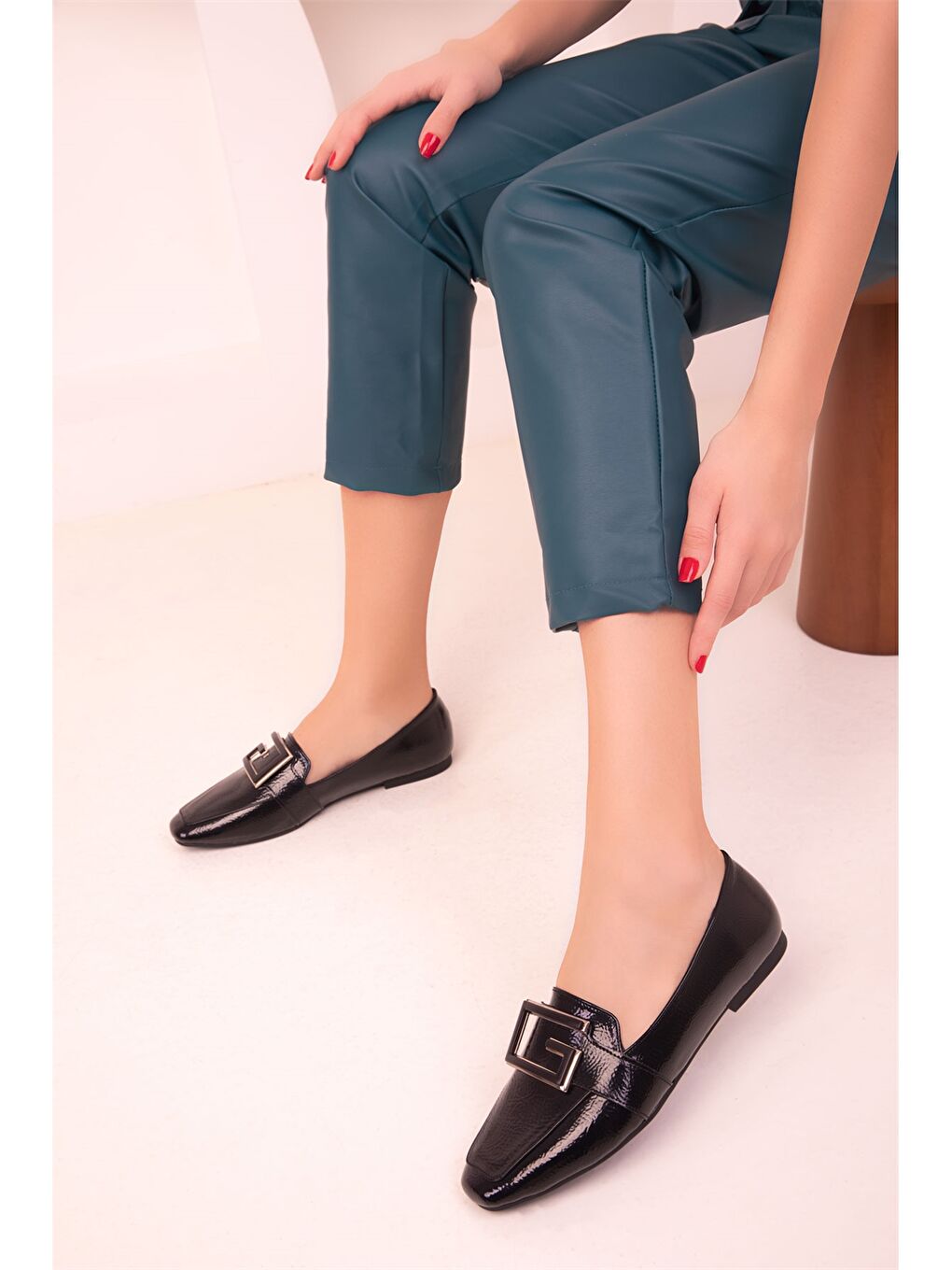 Siyah Deri Görünümlü Metal Aplike Detaylı Kadın Klasik Ayakkabı-1