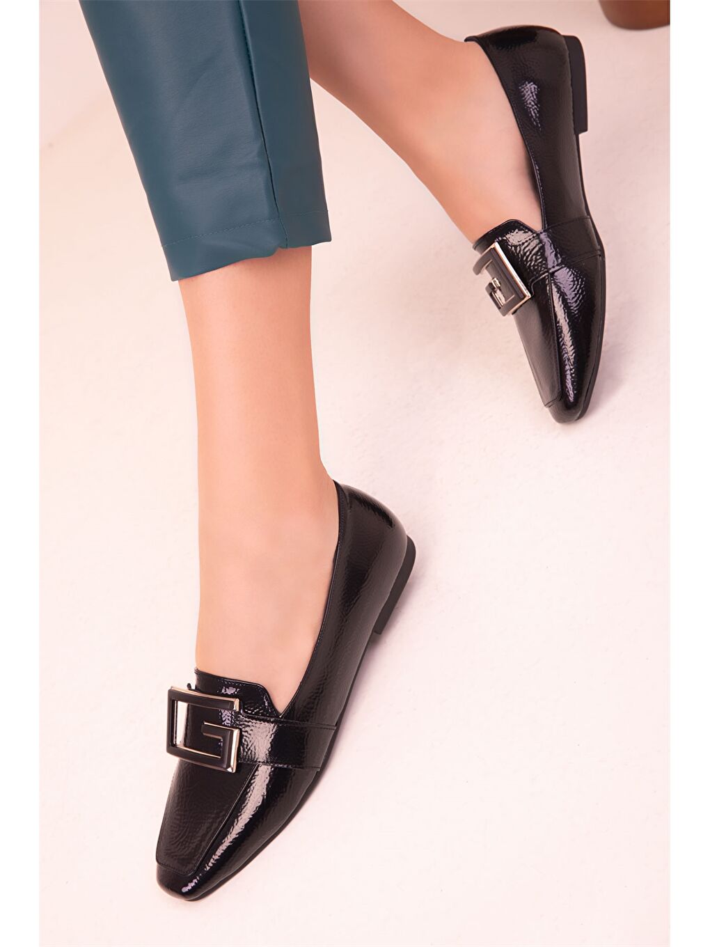 Siyah Deri Görünümlü Metal Aplike Detaylı Kadın Klasik Ayakkabı-2