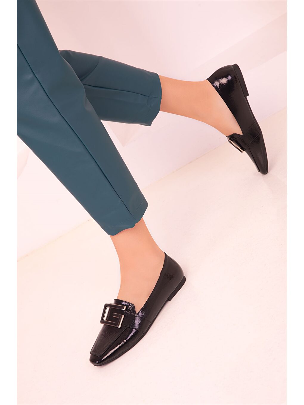 Siyah Deri Görünümlü Metal Aplike Detaylı Kadın Klasik Ayakkabı-3