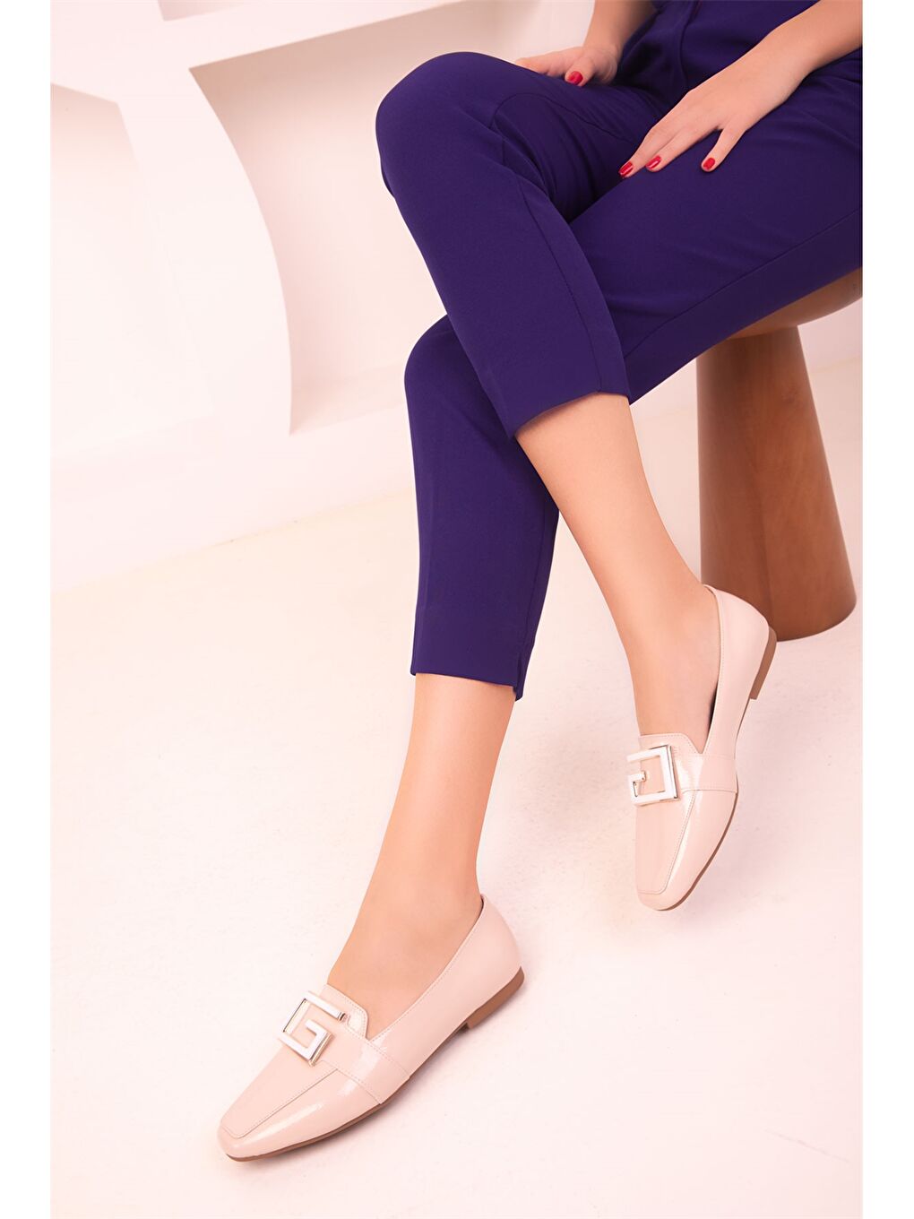 Bej Deri Görünümlü Metal Aplike Detaylı Kadın Klasik Ayakkabı