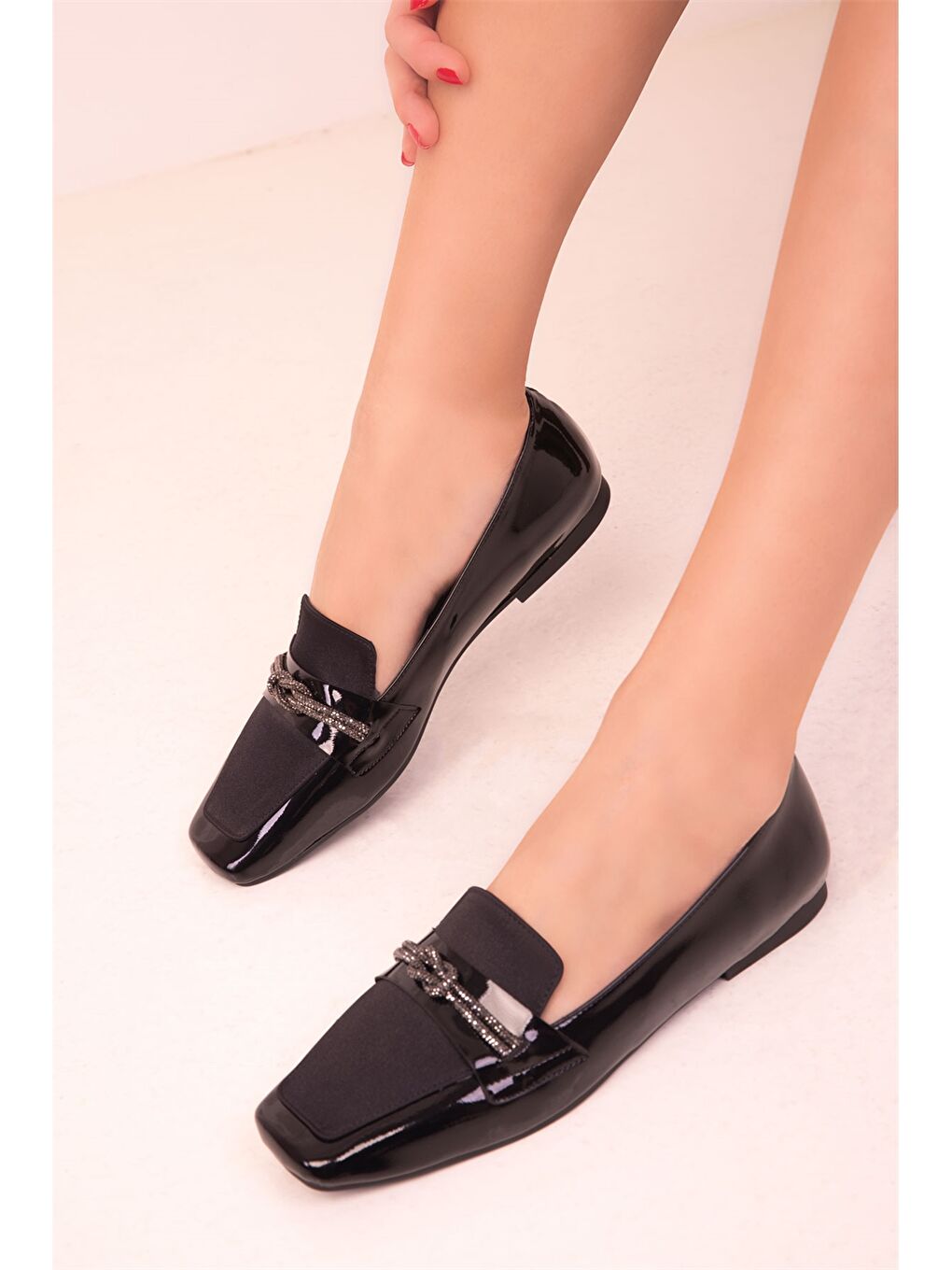 Siyah Rugan Deri Görünümlü Aplikeli Kadın Babet-3