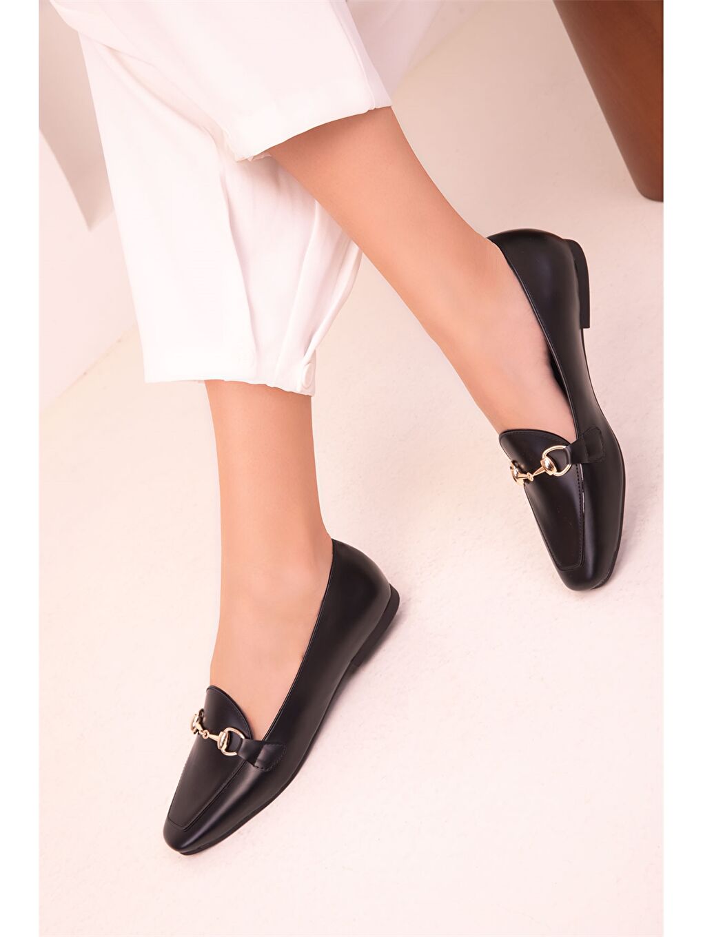 Siyah Deri Görünümlü Aplike Detaylı Kadın Babet