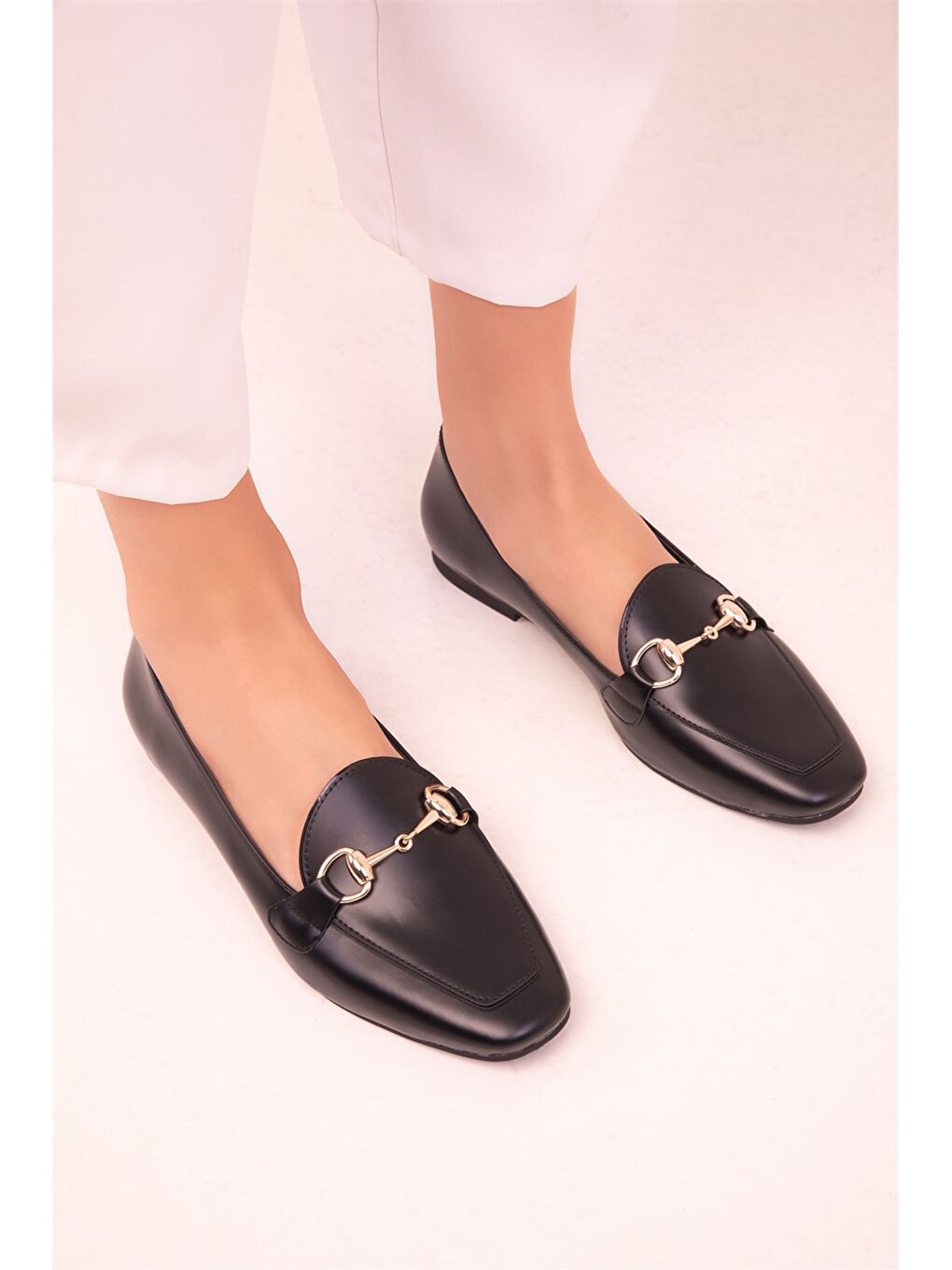 Siyah Deri Görünümlü Aplike Detaylı Kadın Babet-1