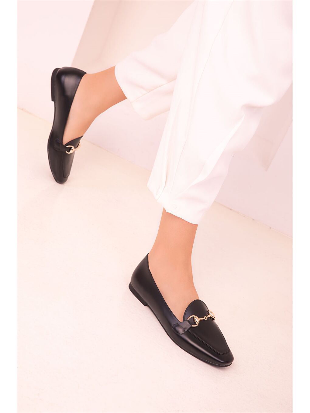 Siyah Deri Görünümlü Aplike Detaylı Kadın Babet-3