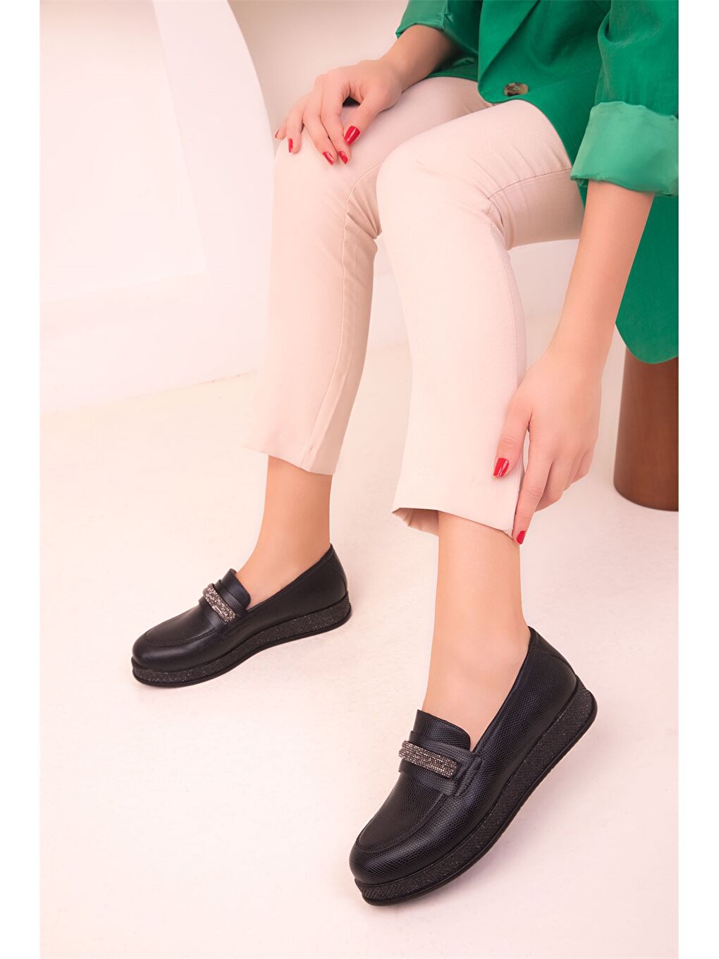 Siyah Deri Görünümlü Aplikeli Kadın Klasik Ayakkabı-1