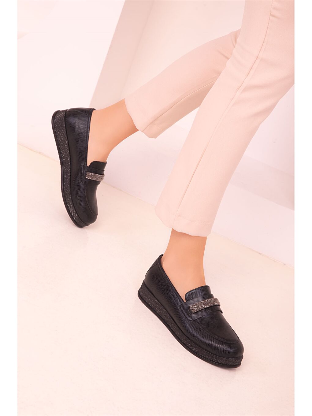 Siyah Deri Görünümlü Aplikeli Kadın Klasik Ayakkabı-2