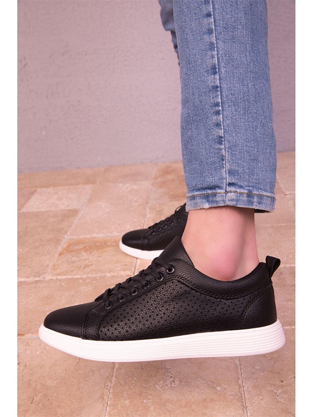 Siyah Deri Görünümlü Bağcıklı Erkek Spor Ayakkabı-1