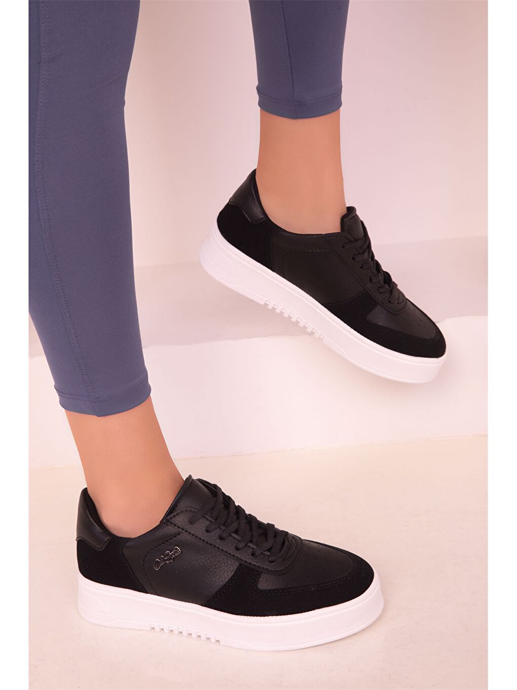 Siyah Deri Görünümlü Bağcıklı Unisex Spor Ayakkabı-1