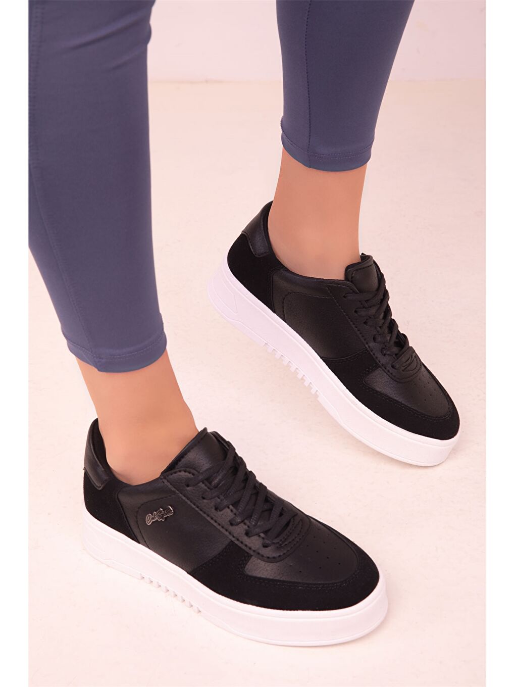 Siyah Deri Görünümlü Bağcıklı Unisex Spor Ayakkabı-2