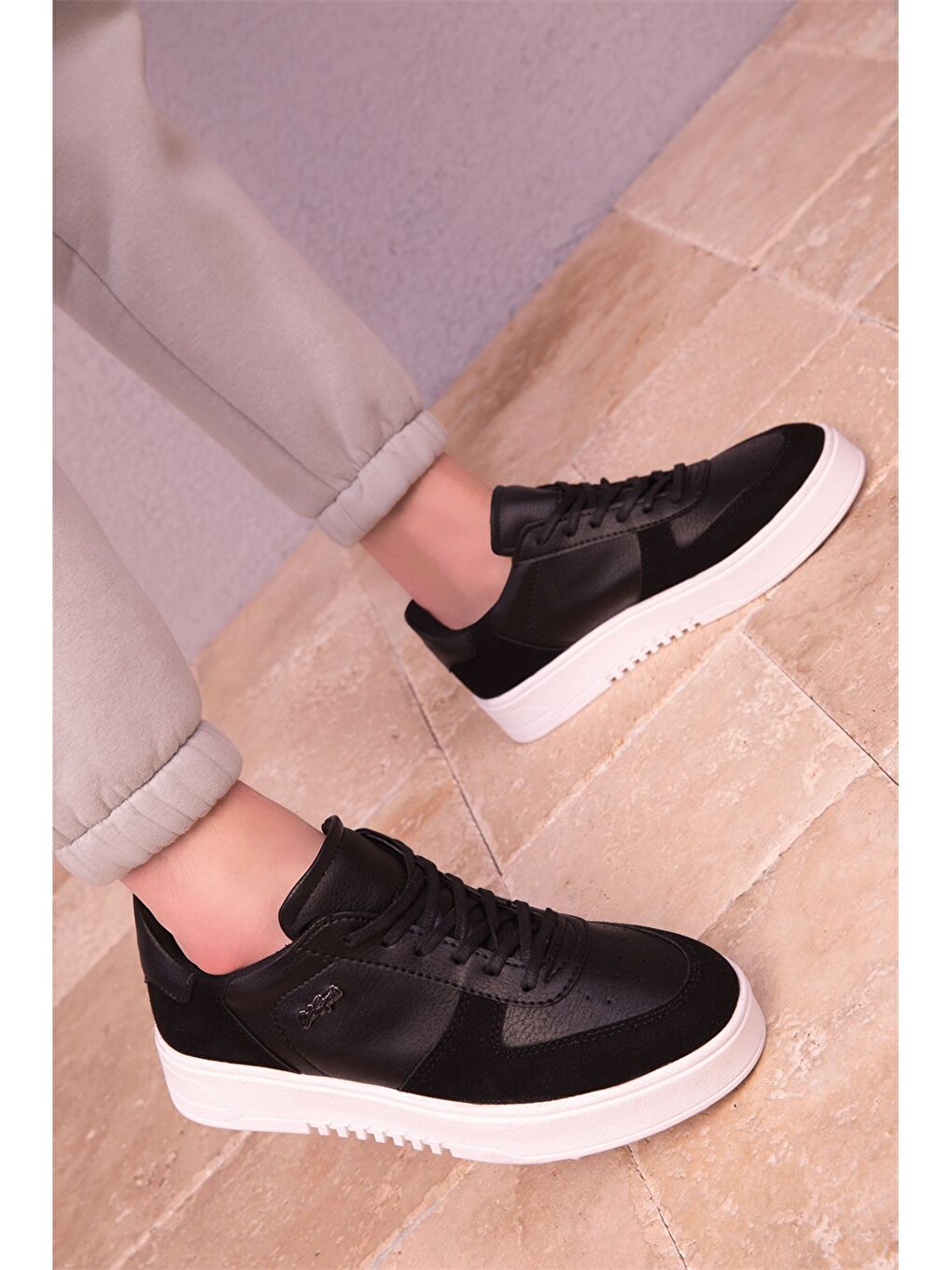 Siyah Deri Görünümlü Bağcıklı Unisex Spor Ayakkabı-5