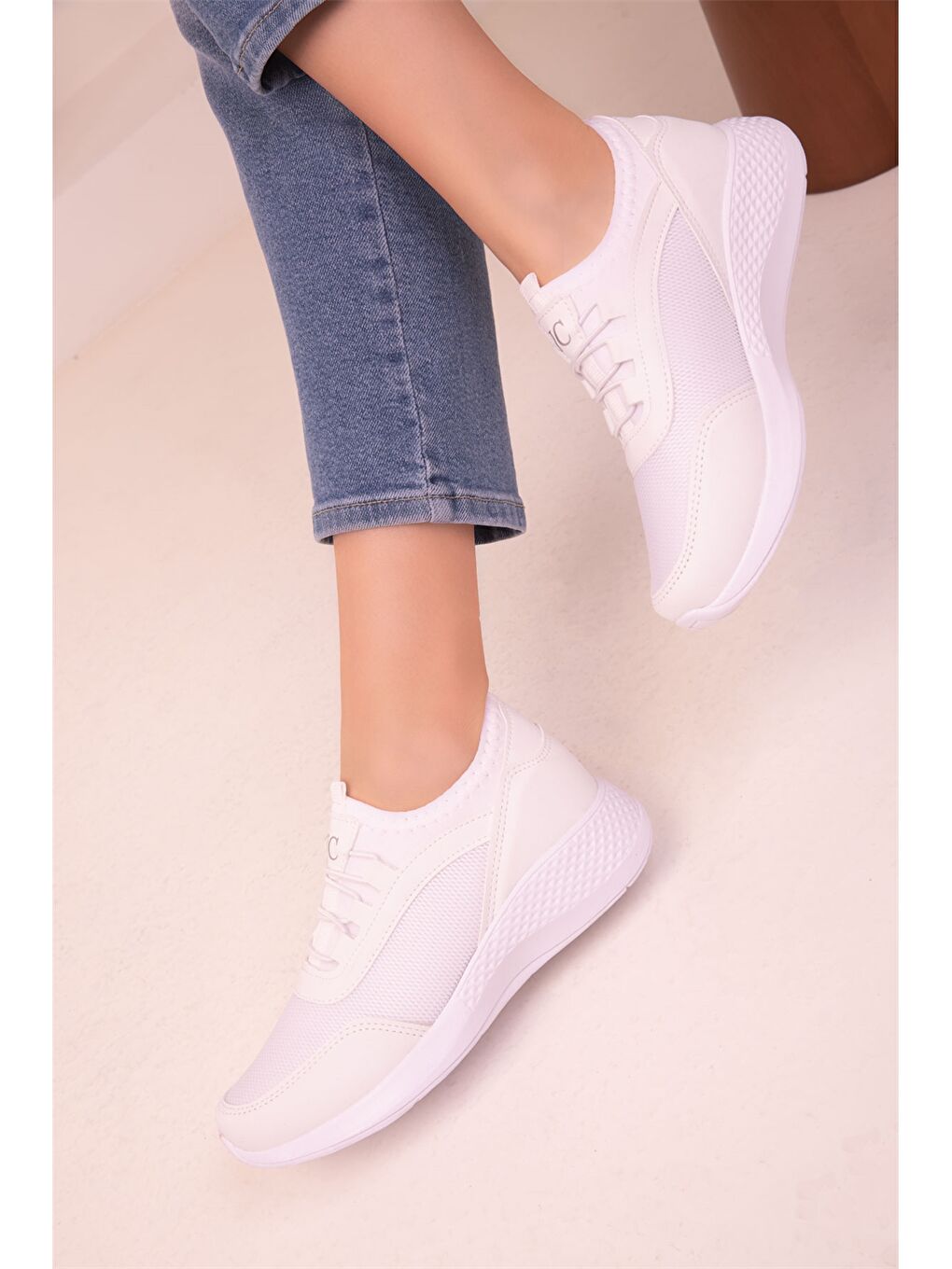 Beyaz Bağcıklı Kadın Spor Ayakkabı