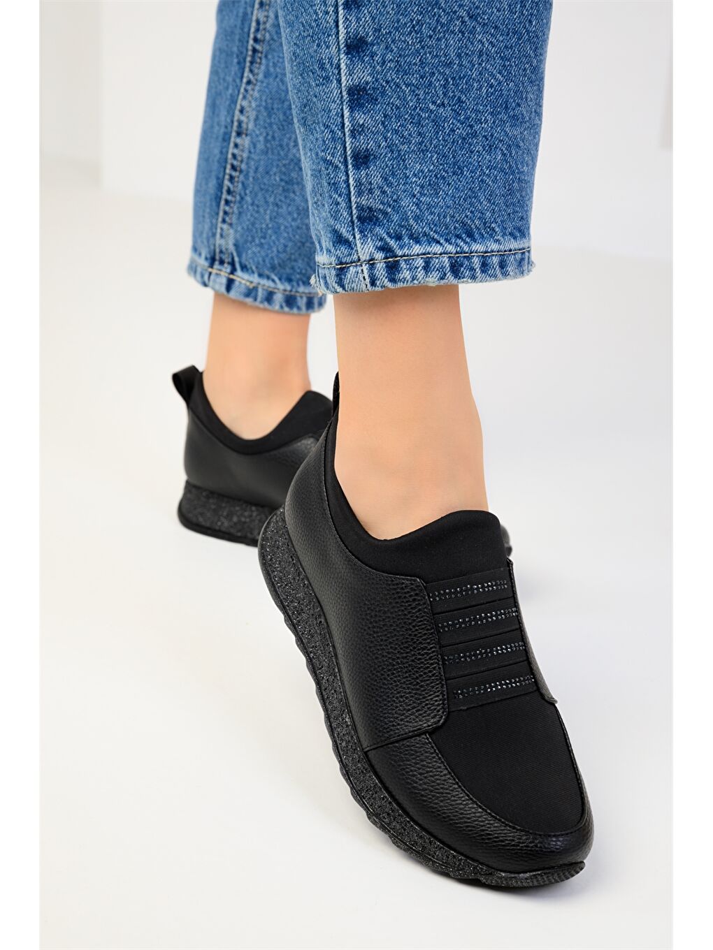 Siyah Deri Görünümlü Kalın Taban Kadın Spor Ayakkabı-4