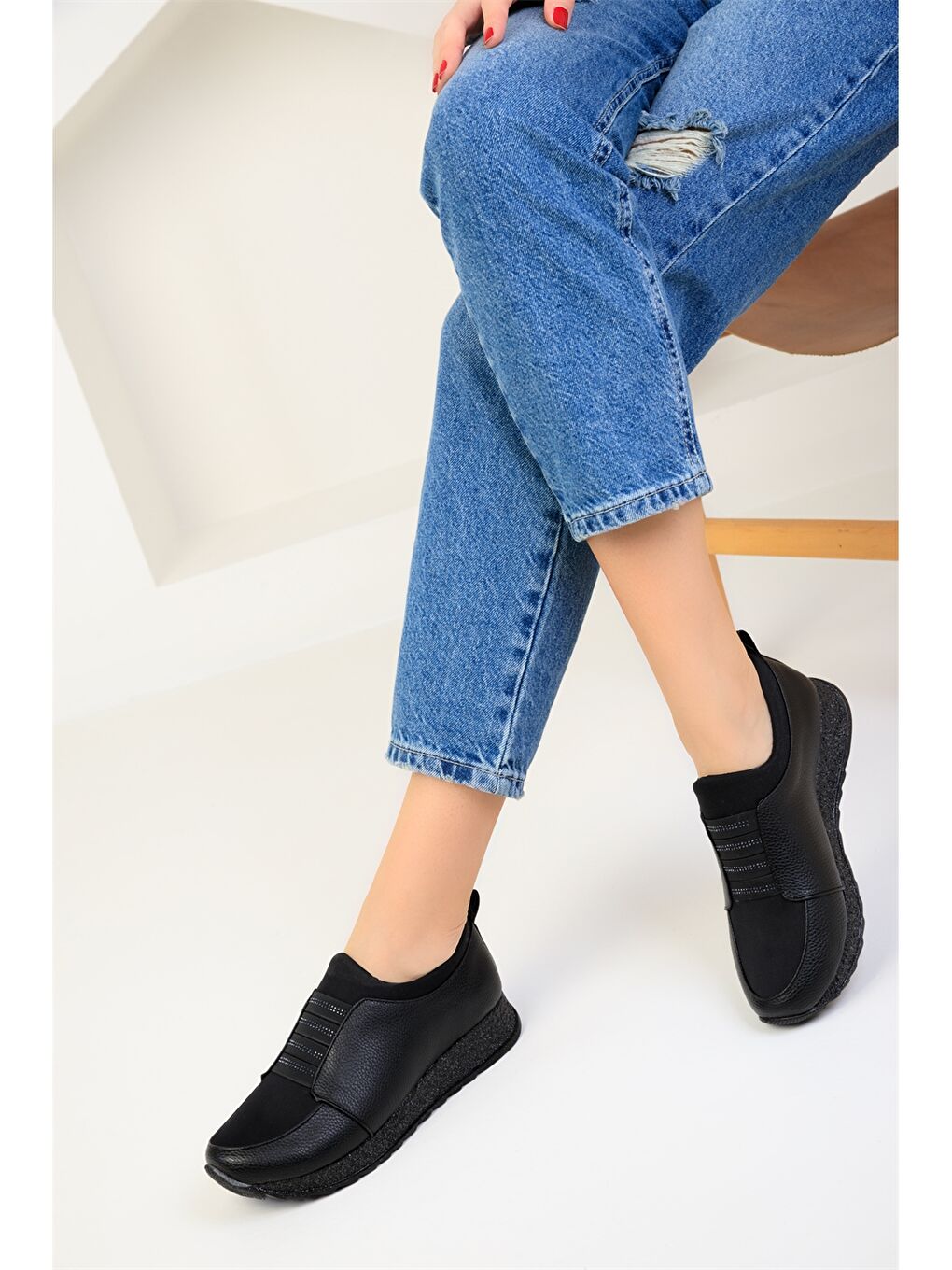 Siyah Deri Görünümlü Kalın Taban Kadın Spor Ayakkabı