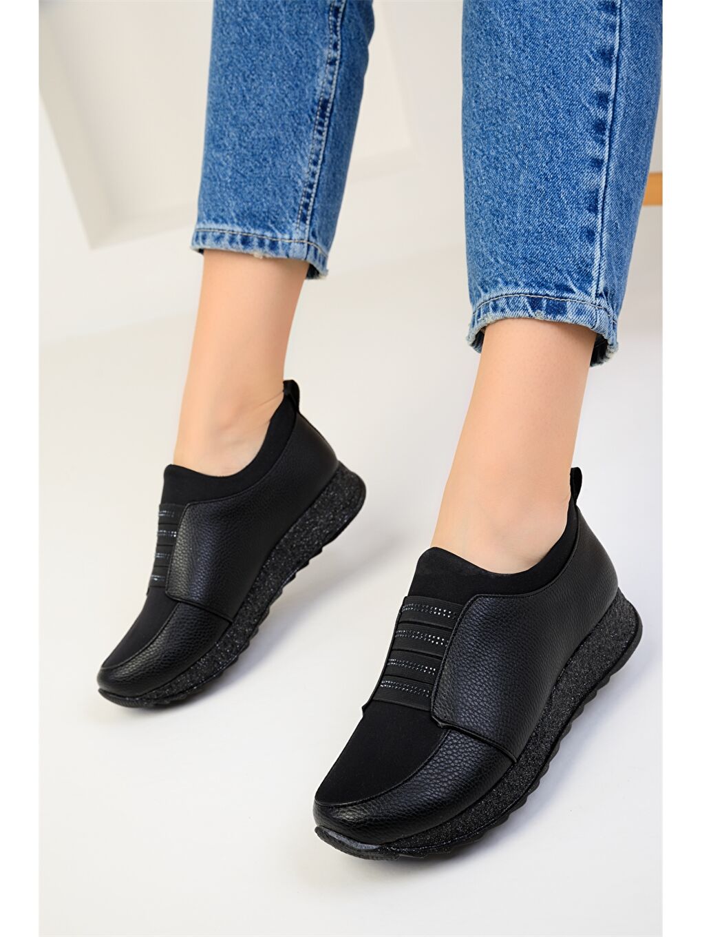 Siyah Deri Görünümlü Kalın Taban Kadın Spor Ayakkabı-1