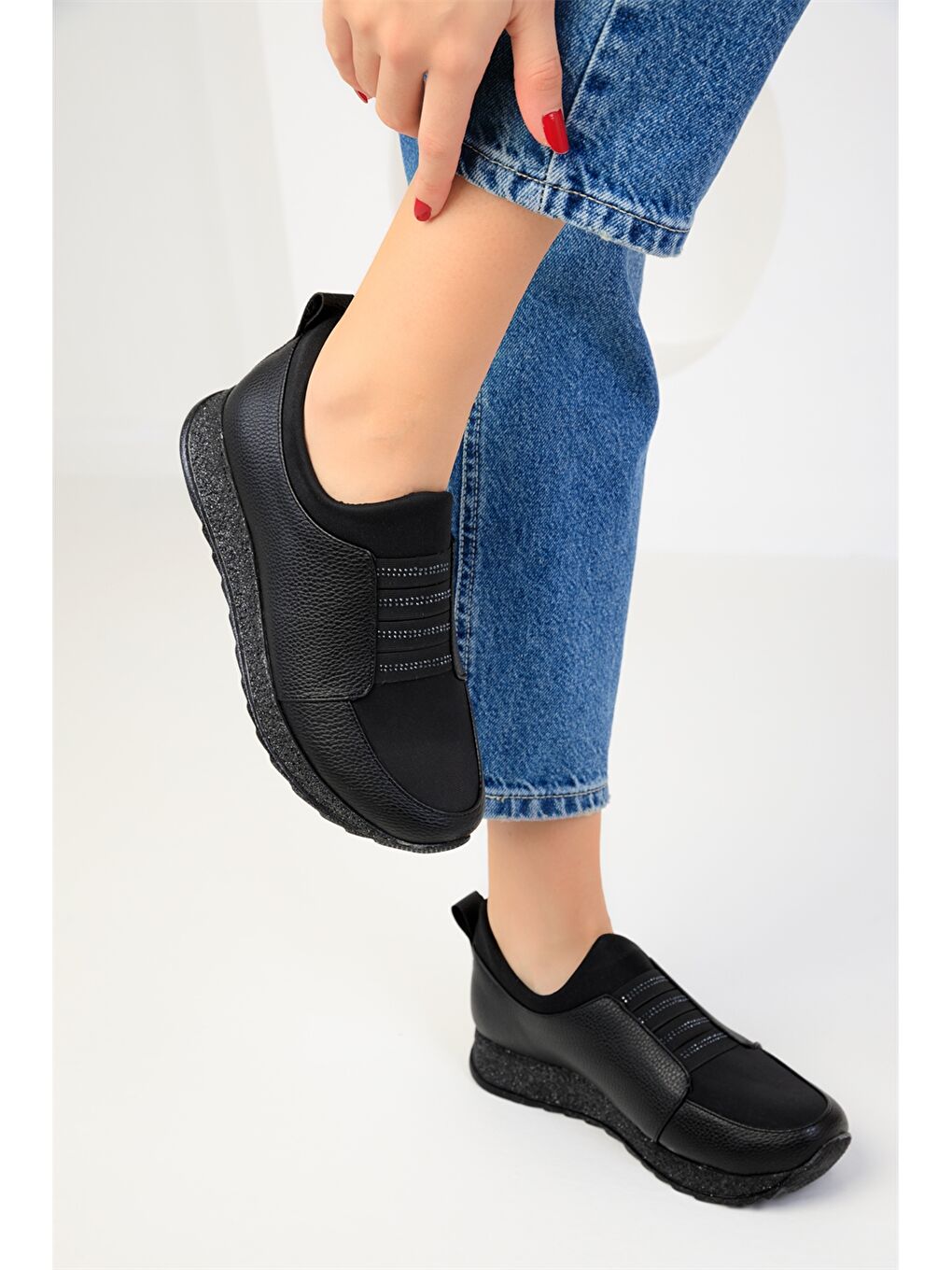 Siyah Deri Görünümlü Kalın Taban Kadın Spor Ayakkabı-2