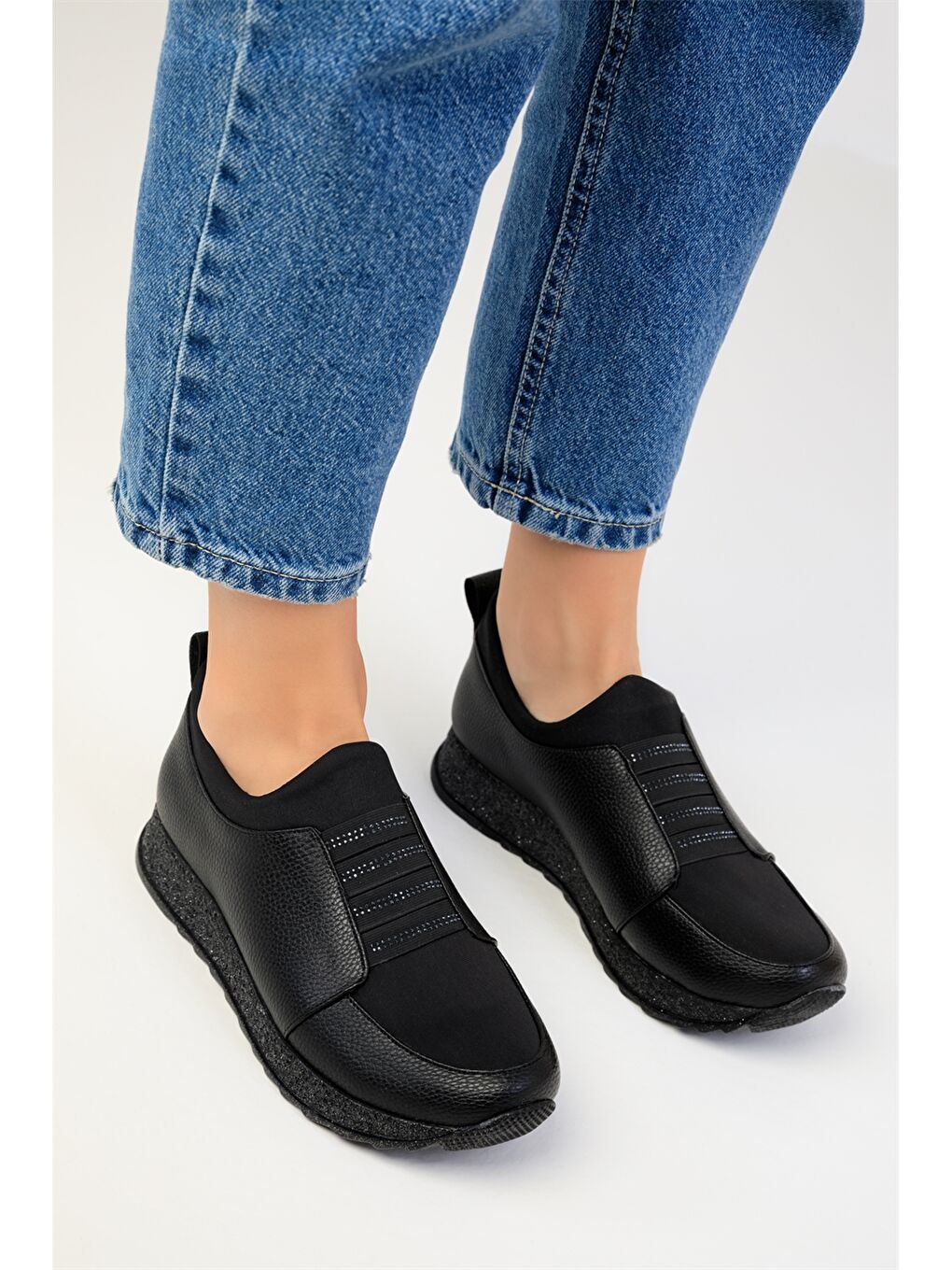 Siyah Deri Görünümlü Kalın Taban Kadın Spor Ayakkabı-3