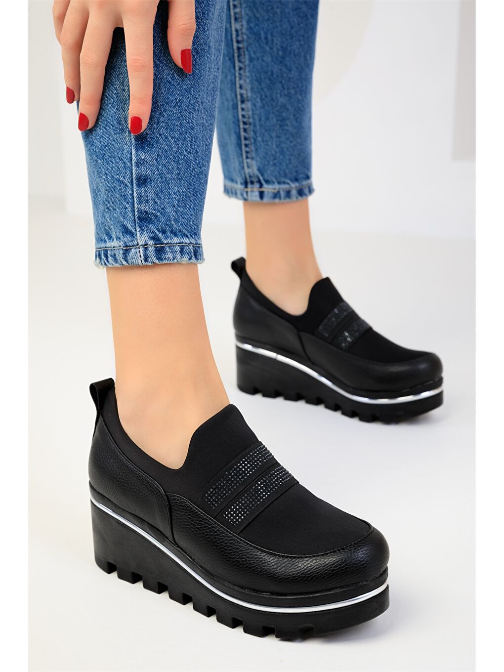 Siyah Deri Görünümlü Kalın Taban Kadın Spor Ayakkabı-4