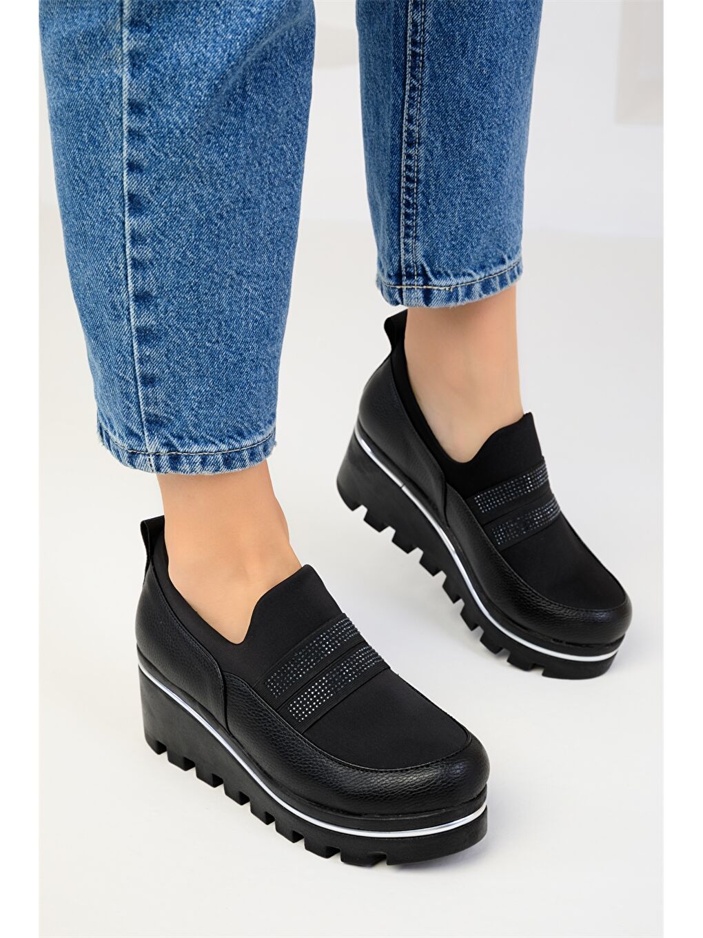 Siyah Deri Görünümlü Kalın Taban Kadın Spor Ayakkabı-1