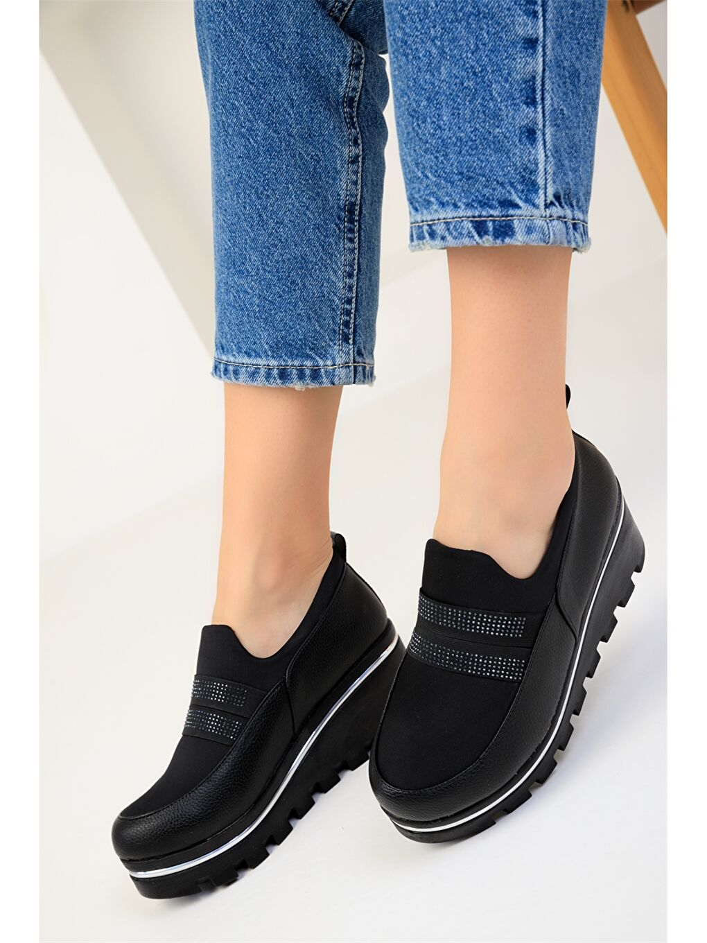 Siyah Deri Görünümlü Kalın Taban Kadın Spor Ayakkabı-2