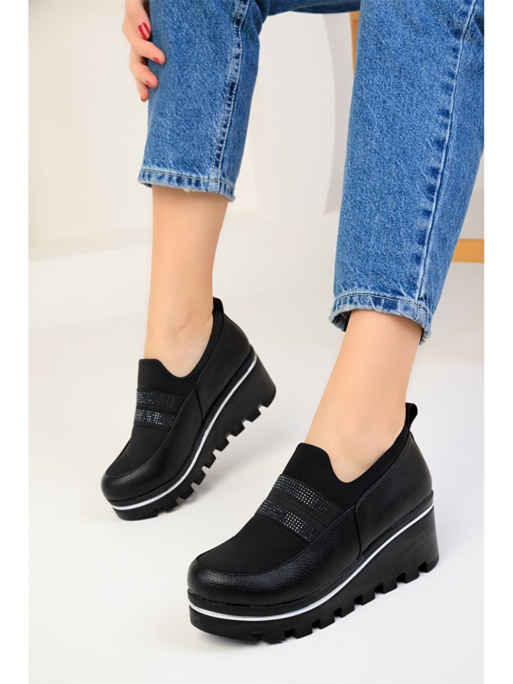 Siyah Deri Görünümlü Kalın Taban Kadın Spor Ayakkabı-3