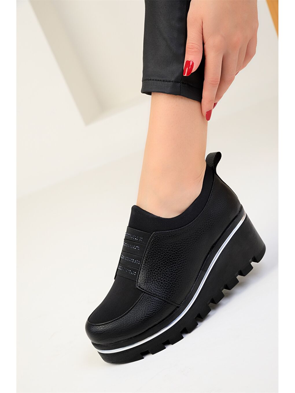 Siyah Deri Görünümlü Kalın Taban Kadın Spor Ayakkabı-4