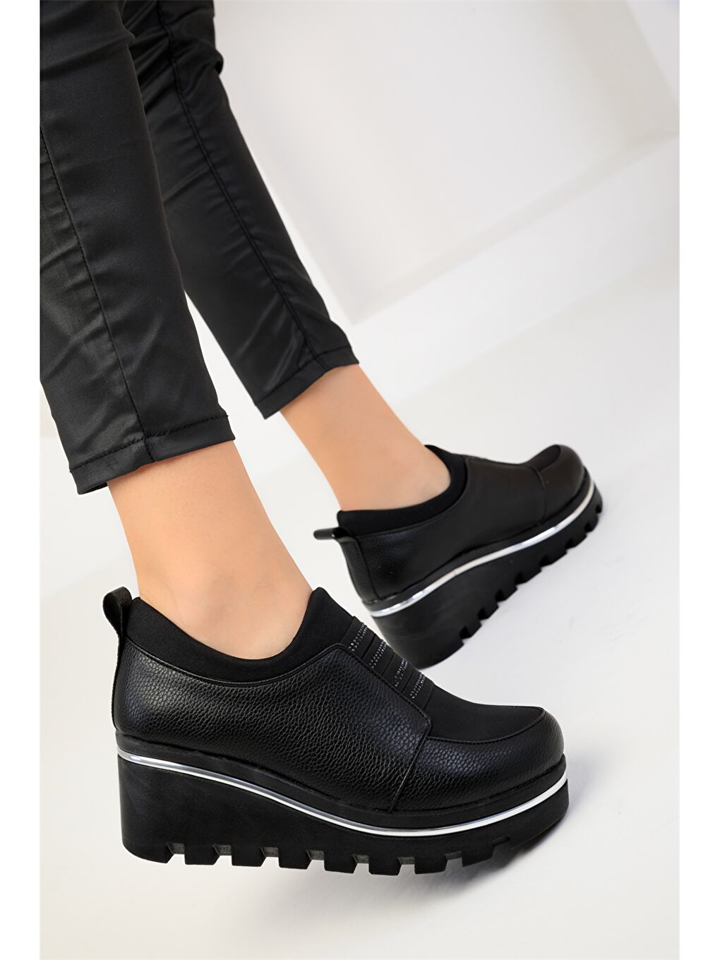 Siyah Deri Görünümlü Kalın Taban Kadın Spor Ayakkabı-2