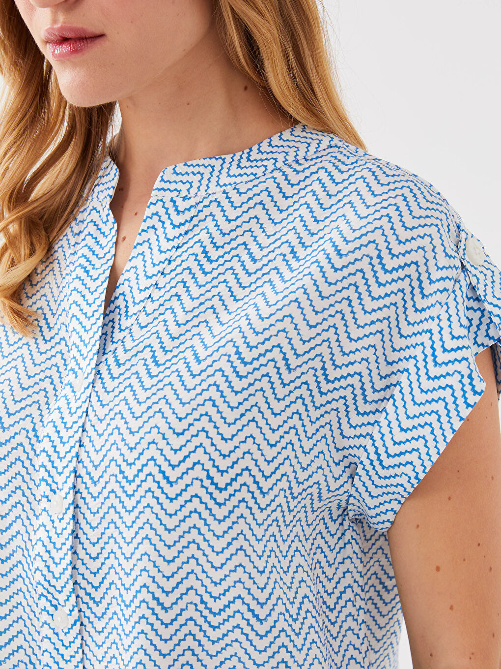 Mavi Kaçık Yaka Desenli Kısa Kollu Kadın Gömlek-3