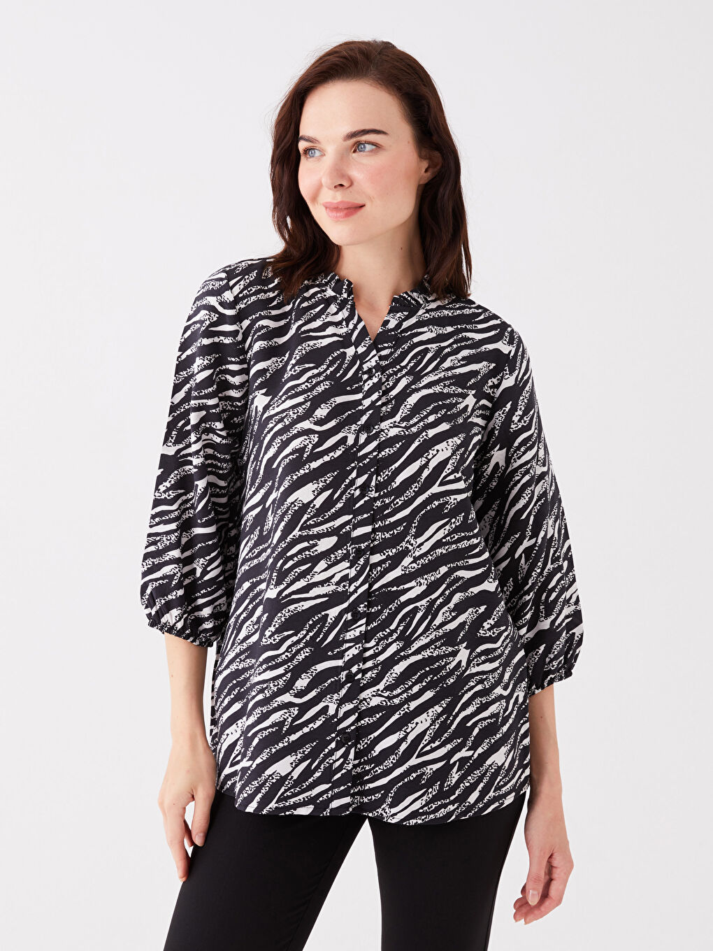 Siyah Kaçık Yaka Desenli Kadın Bluz
