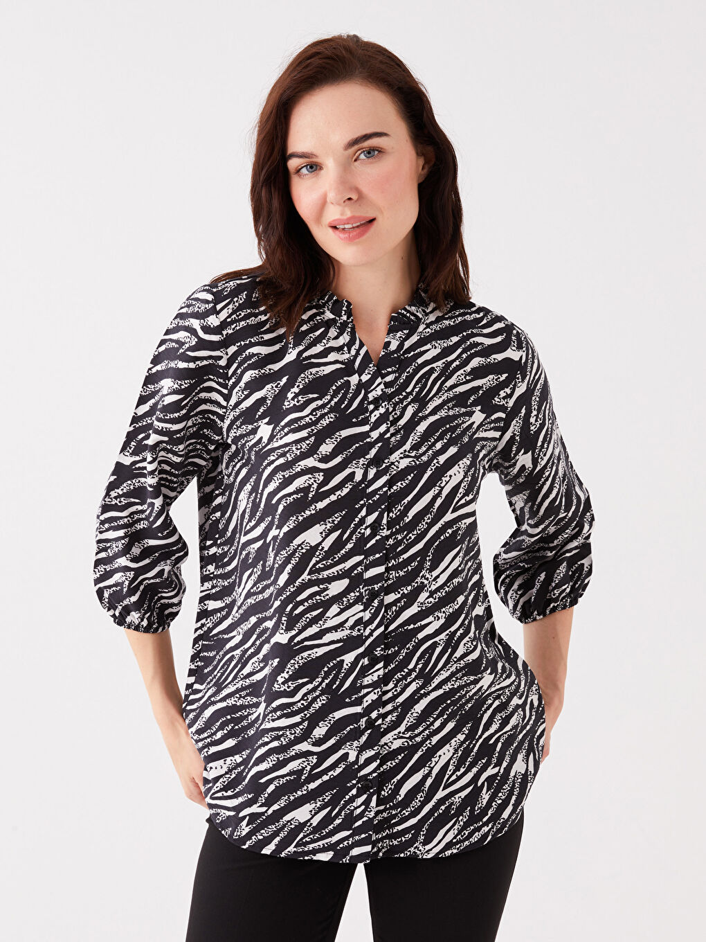 Siyah Kaçık Yaka Desenli Kadın Bluz-1