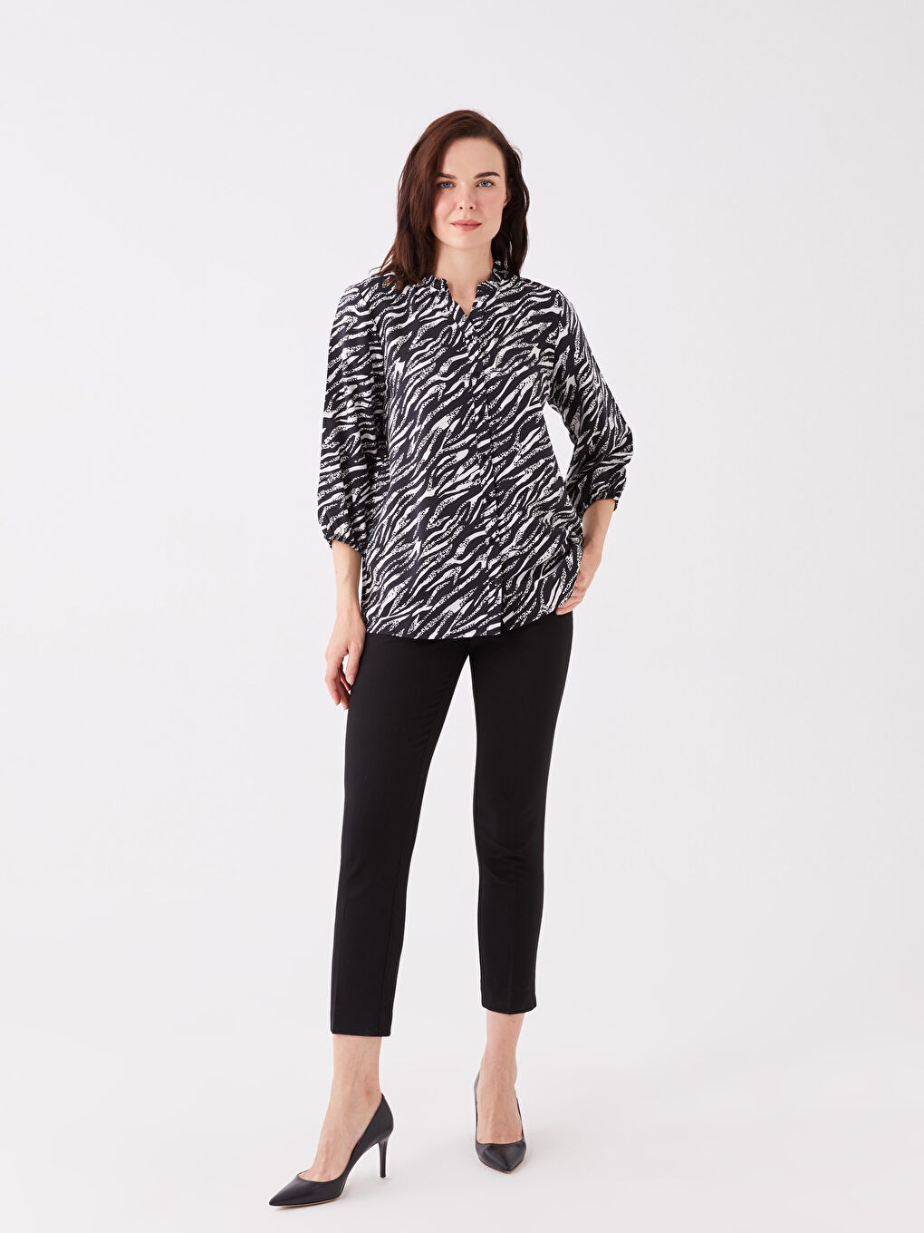 Siyah Kaçık Yaka Desenli Kadın Bluz-2