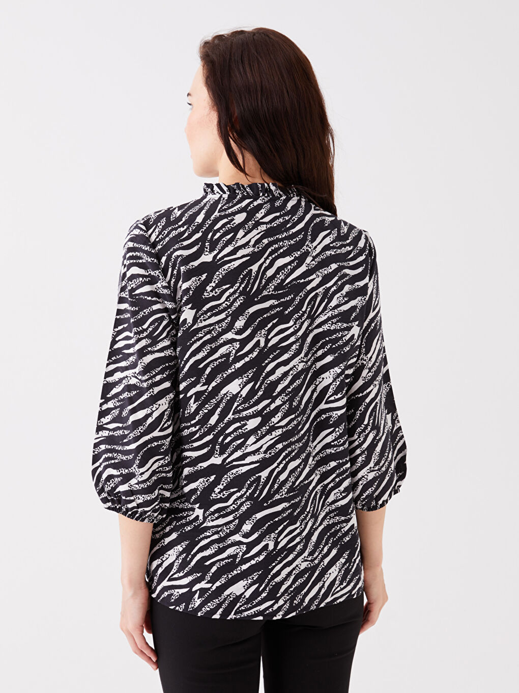 Siyah Kaçık Yaka Desenli Kadın Bluz-4