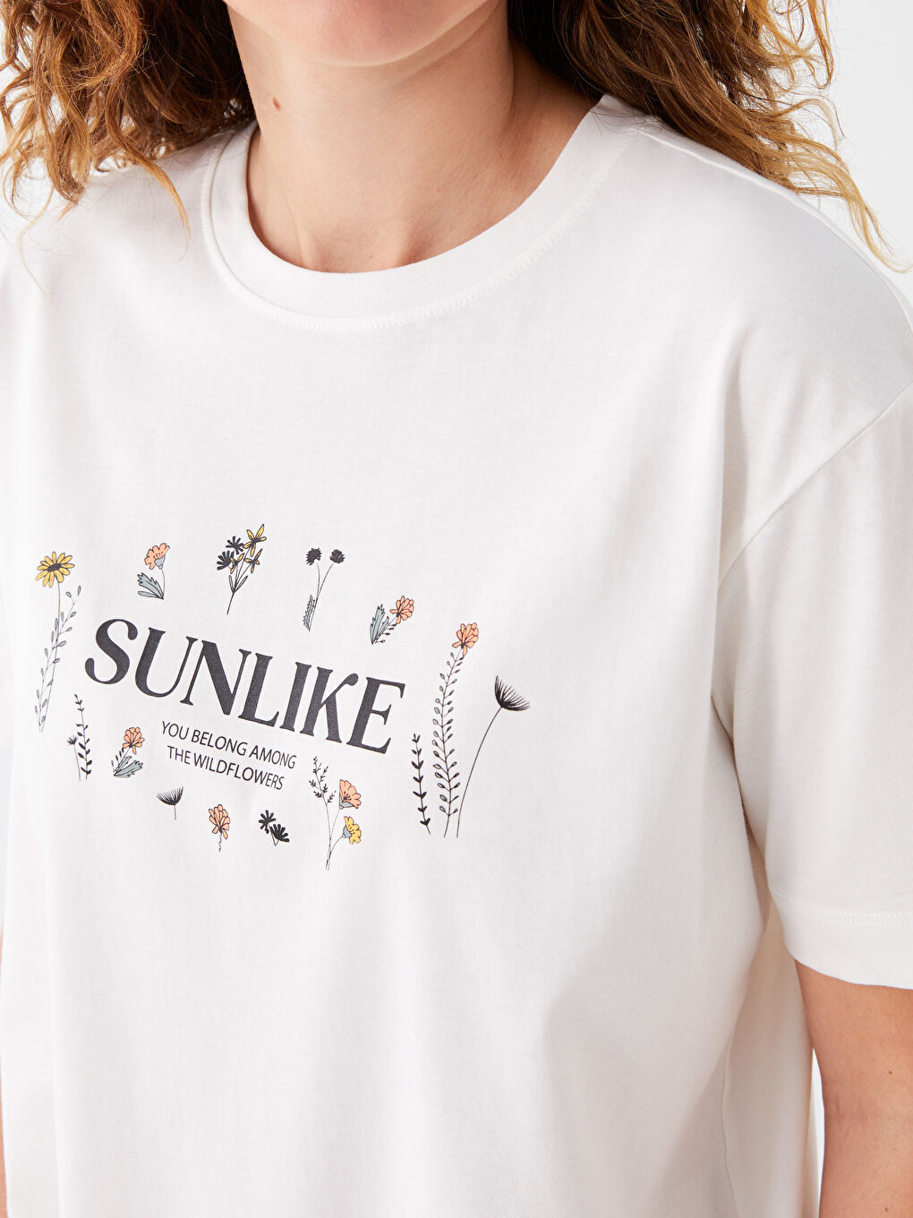 تونيك نسائي واسع الحجم بطبعة برقبة دائرية وكم قصير-3