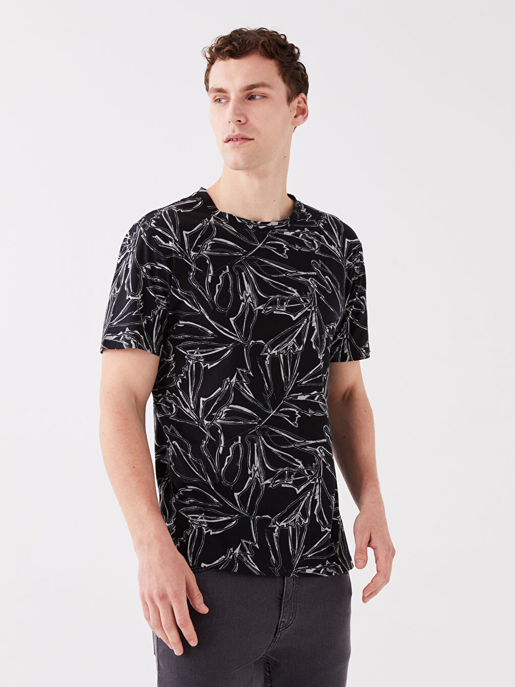 Siyah Bisiklet Yaka Kısa Kollu Desenli Penye Erkek Tişört