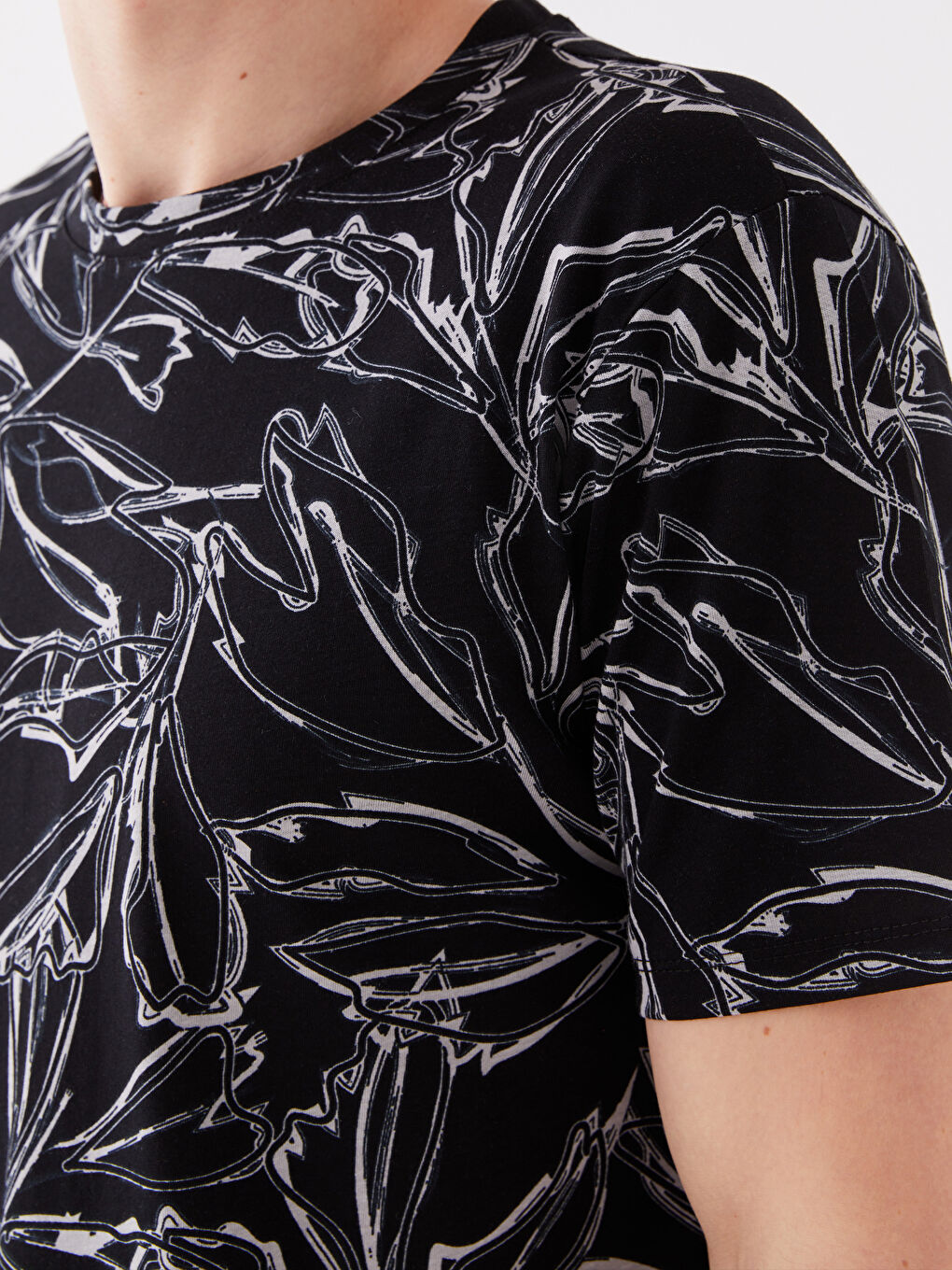 Siyah Bisiklet Yaka Kısa Kollu Desenli Penye Erkek Tişört-3