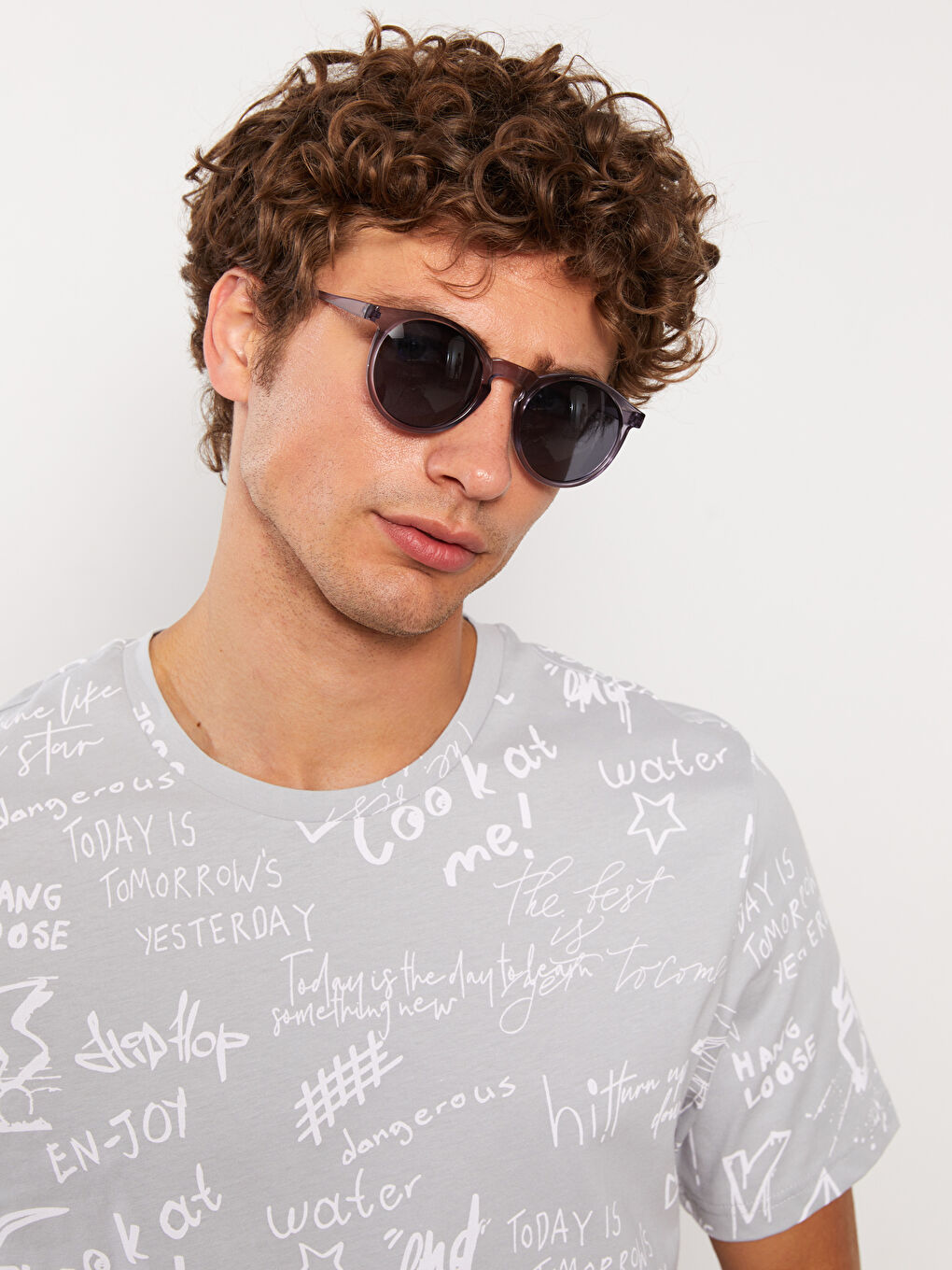 Gri Yuvarlak Çerçeve Güneş Gözlüğü