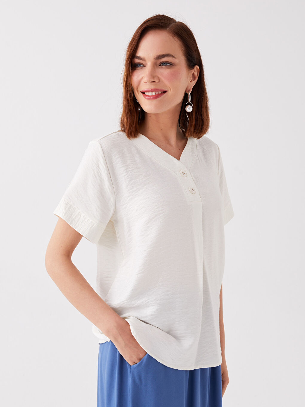 Beyaz V Yaka Düz Kısa Kollu Kadın Bluz