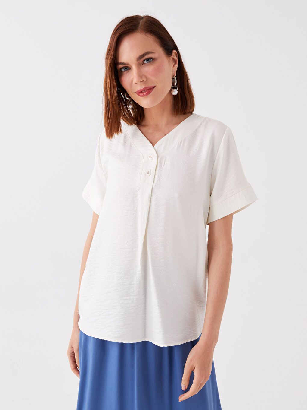 Beyaz V Yaka Düz Kısa Kollu Kadın Bluz-1