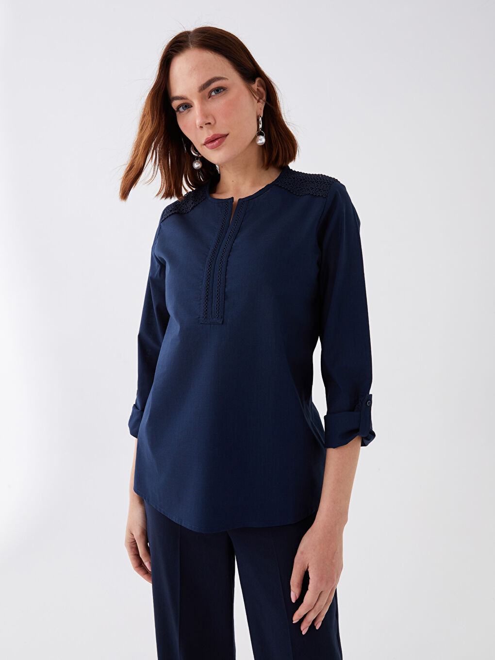 بلوزة بوبلين كم طويل بياقة بشق بتفاصيل دانتيل للسيدات