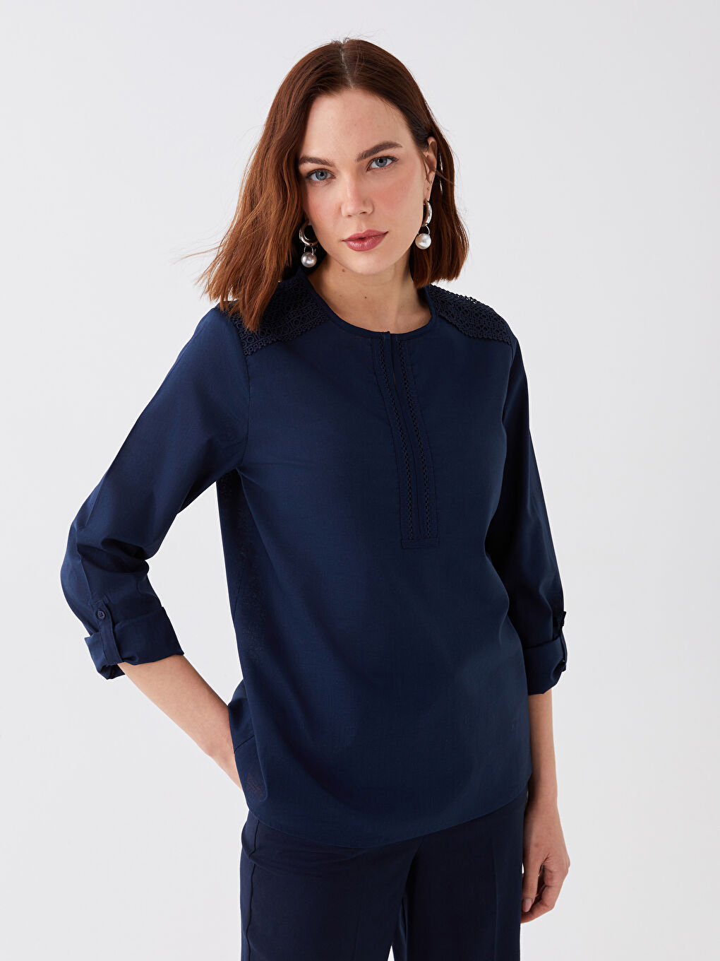 بلوزة بوبلين كم طويل بياقة بشق بتفاصيل دانتيل للسيدات-1