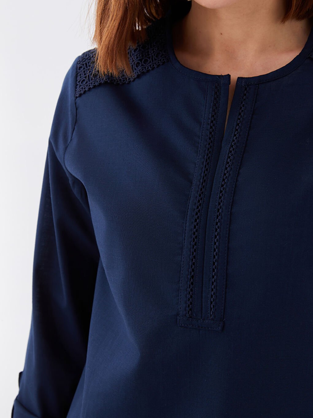 بلوزة بوبلين كم طويل بياقة بشق بتفاصيل دانتيل للسيدات-3