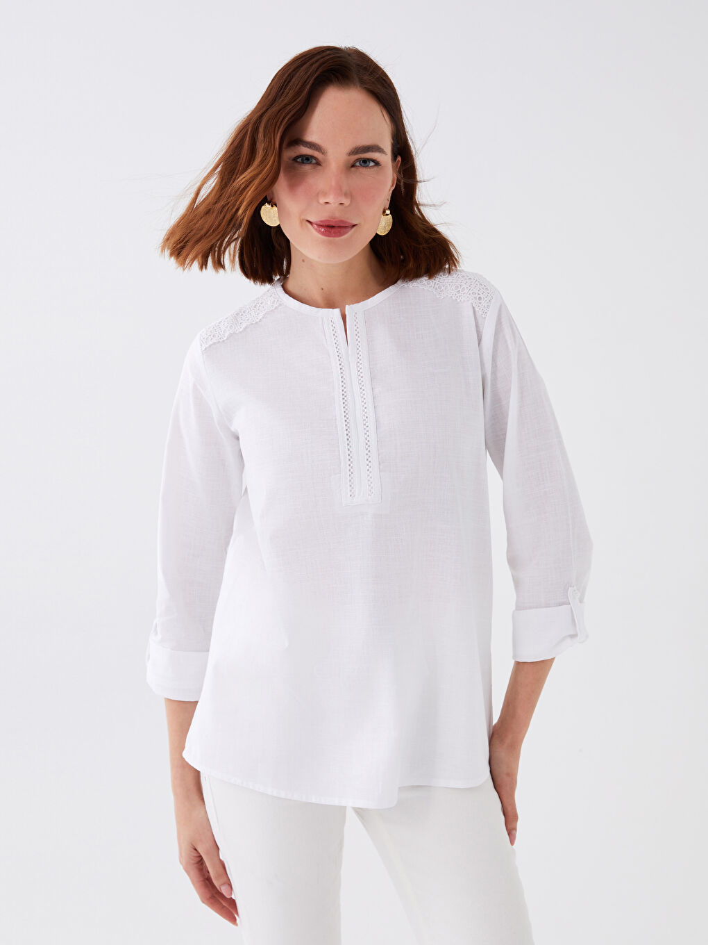 بلوزة بوبلين كم طويل بياقة بشق بتفاصيل دانتيل للسيدات