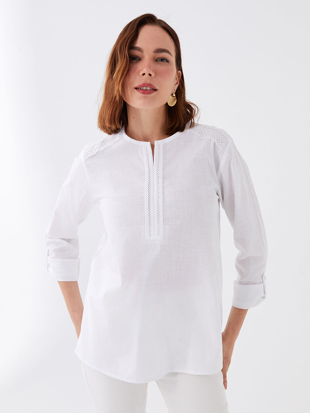 بلوزة بوبلين كم طويل بياقة بشق بتفاصيل دانتيل للسيدات-1