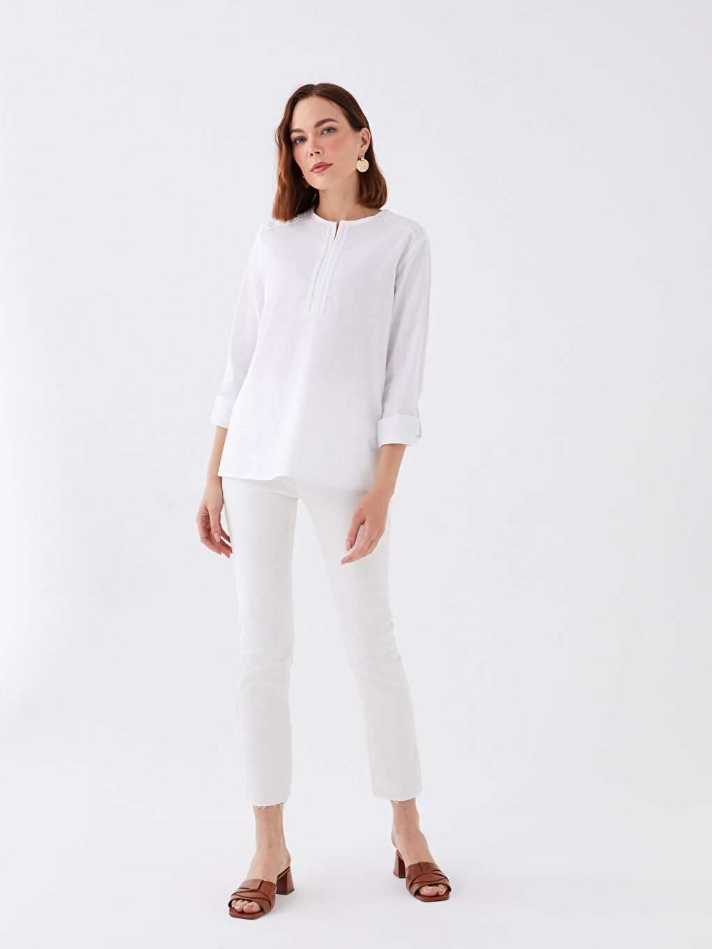 بلوزة بوبلين كم طويل بياقة بشق بتفاصيل دانتيل للسيدات-2