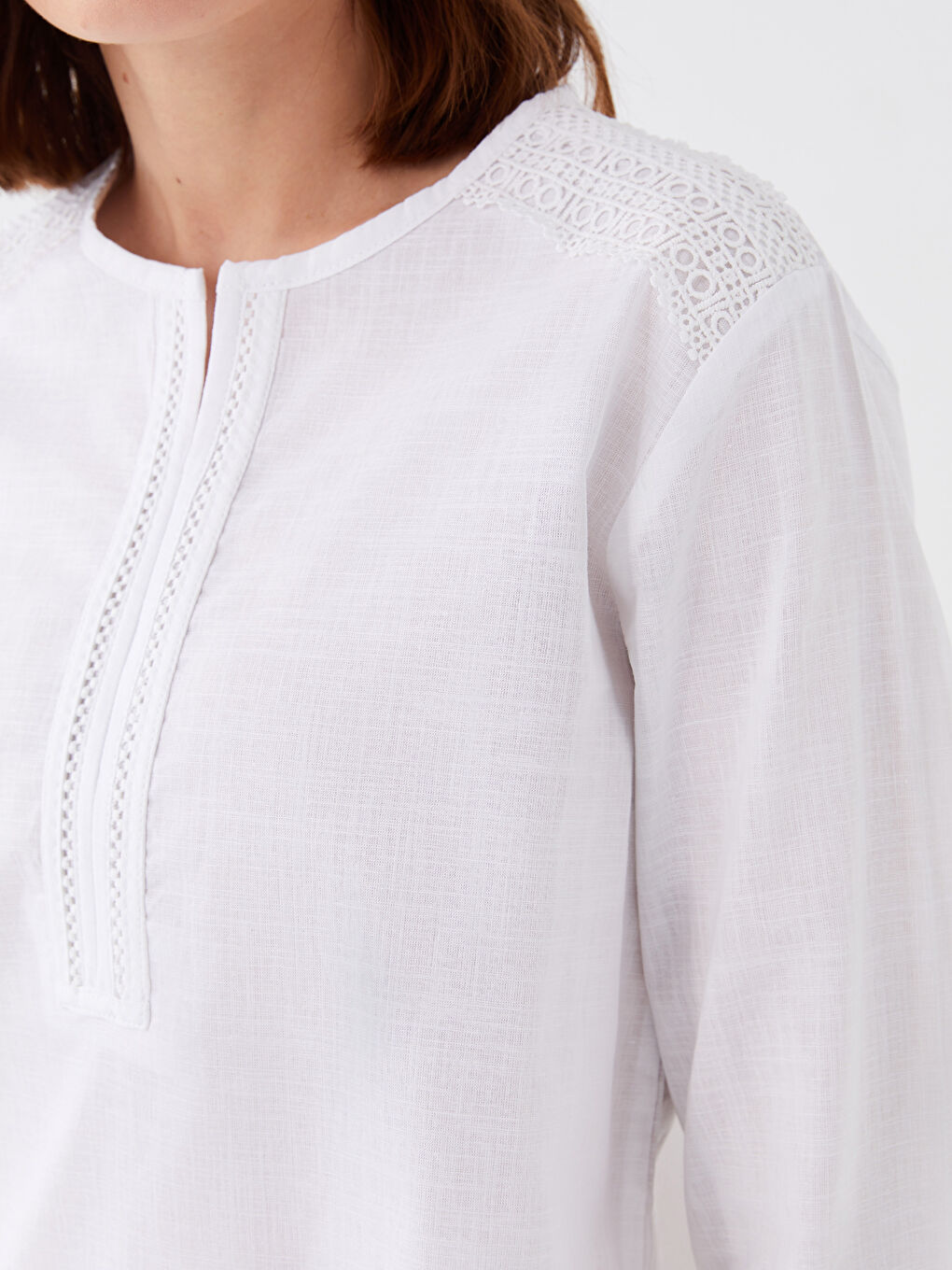 بلوزة بوبلين كم طويل بياقة بشق بتفاصيل دانتيل للسيدات-3