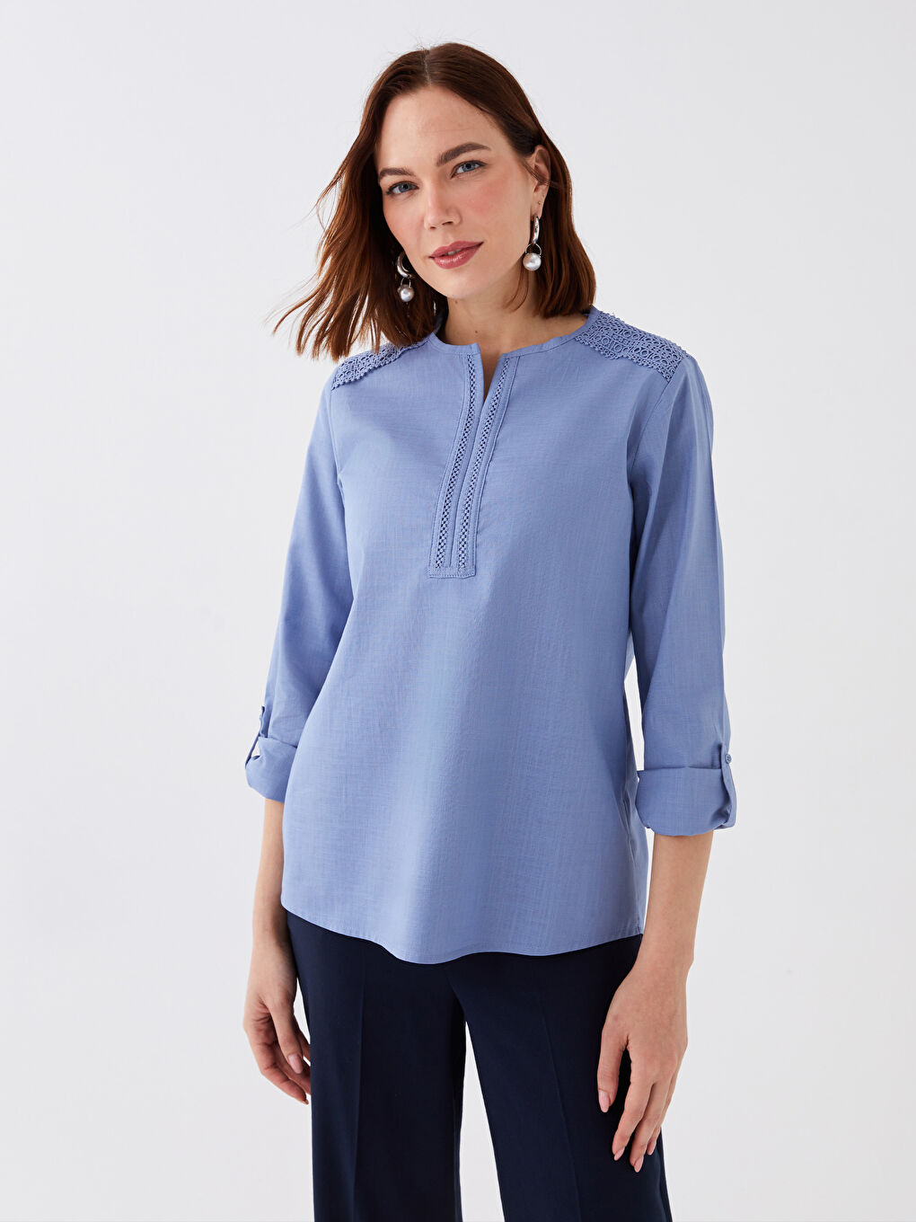 بلوزة بوبلين كم طويل بياقة بشق بتفاصيل دانتيل للسيدات