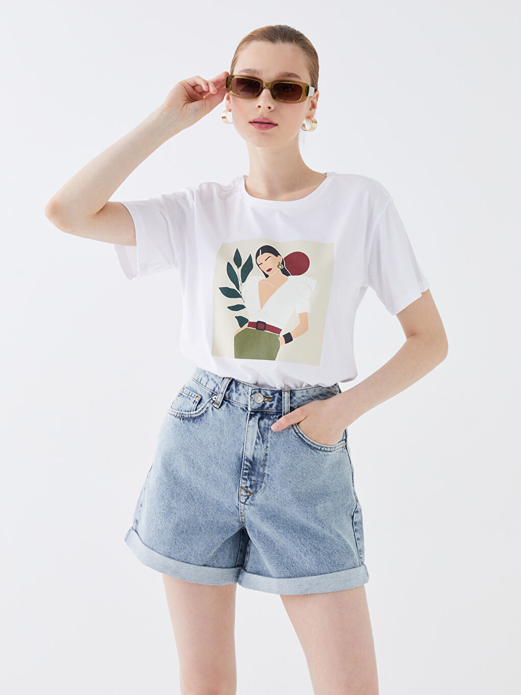 تيشيرت نسائي بأكمام قصيرة وياقة دائرية مطبوع