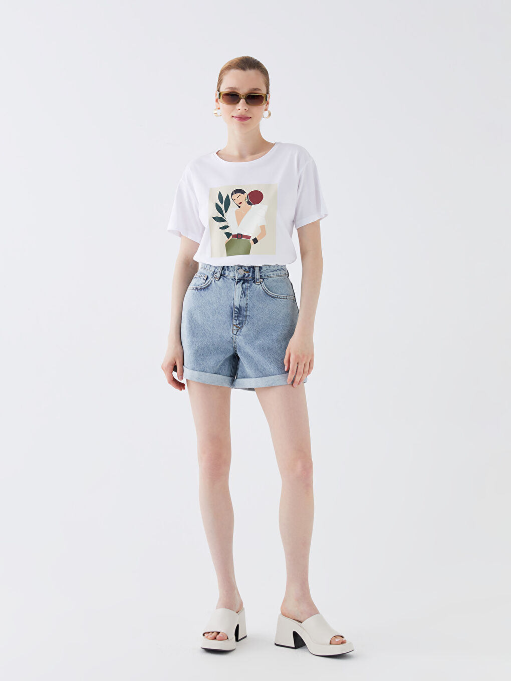 تيشيرت نسائي بأكمام قصيرة وياقة دائرية مطبوع-2