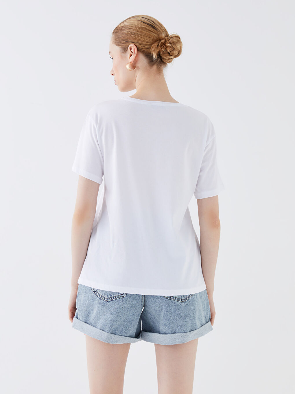 تيشيرت نسائي بأكمام قصيرة وياقة دائرية مطبوع-4