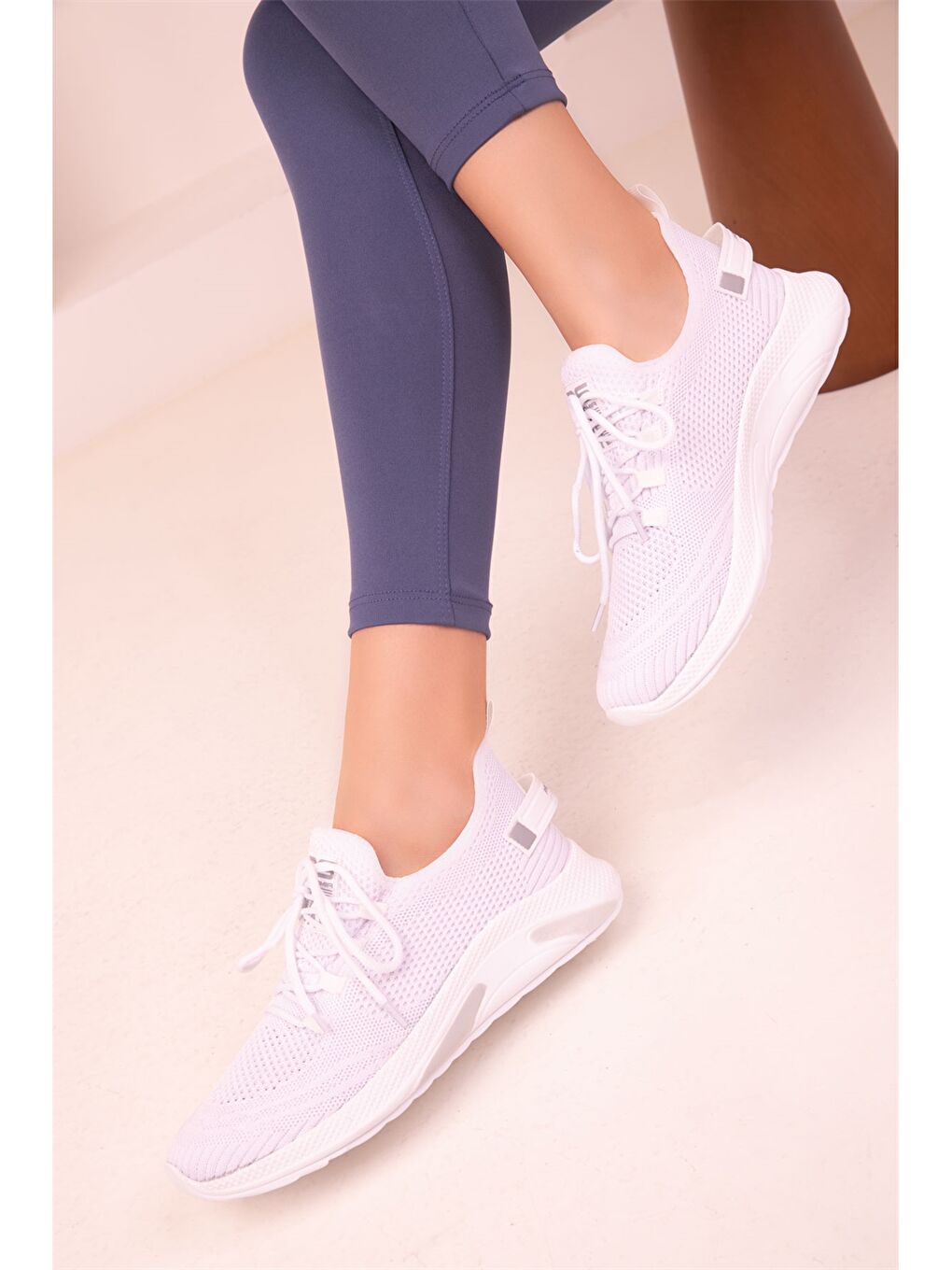 Beyaz Bağcıklı Kadın Spor Ayakkabı